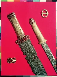 Duas espadas com punhos decorados e duas fivelas de cinto, do Tesouro Pouan (ouro, ferro e granada)